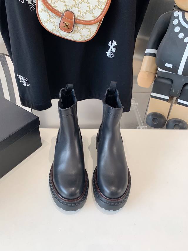 出厂价 Prada 普拉达24Ss秋冬走秀款靴子太古汇原版购入爆拆复刻 鞋子上脚很轻便，走路舒适度都很赞 运用三角标设计风格值得拥有 鞋型韵味超赞，非常有特色的